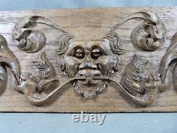 Oak bas-relief carved Renaissance-style decorated with Finial, foliage, heads